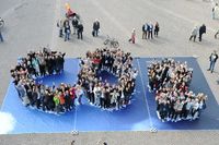 Menschen formieren den CO2-Schriftzug auf dem Schlossplatz in Wiesbaden