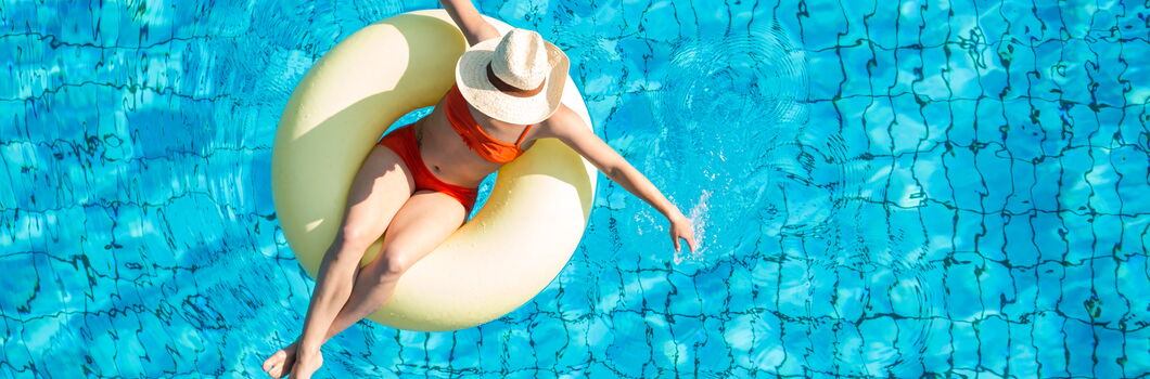 Foto: Frau auf Schwimmreif im Wasser