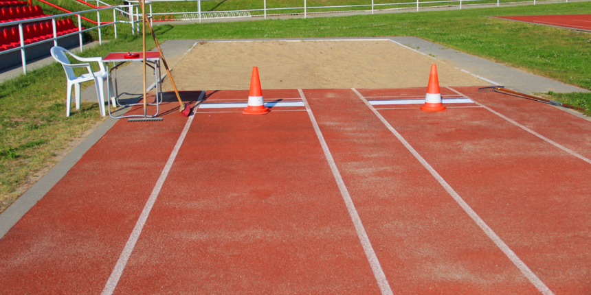 Sportplatz mit Tartanbahn und Weitsprunggrube