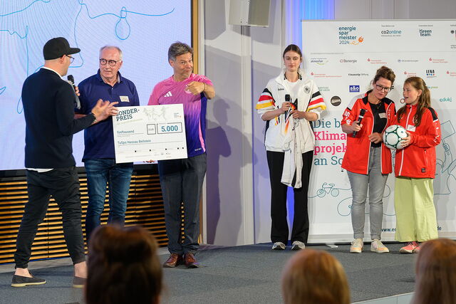 Vertreter des TuSpo Nassau Beilstein nehmen den Preis zum Energiesparmeister entgegen; 2.v.l.: Klaus Herrmann, Vorstand TuSpo Nassau Beilstein; 3.v.l.: Robert Habeck, ehemal. Wirtschaftsminister