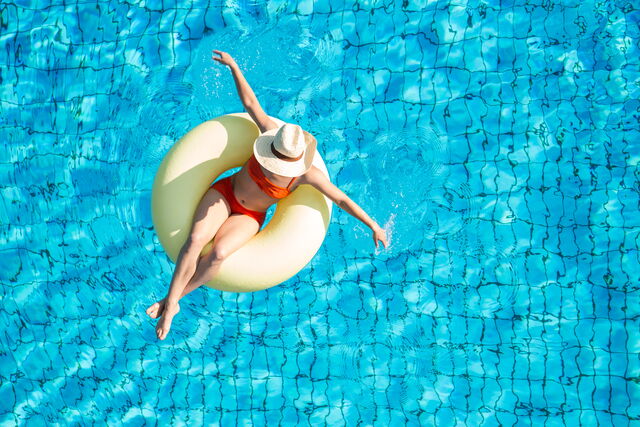 Foto: Frau auf Schwimmreif im Wasser