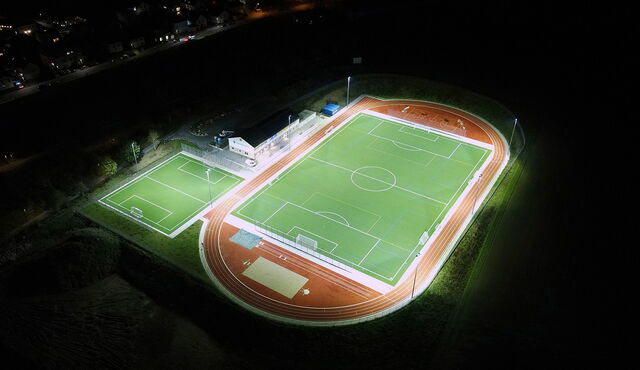 Luftbild des Sportgeländes der SG Huenstetten bei Flutlicht